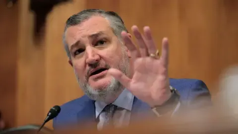 Lawmaker Ted Cruz Likens US Broadcast Regulator to ‘Mobster’ on Jimmy Kimmel Show